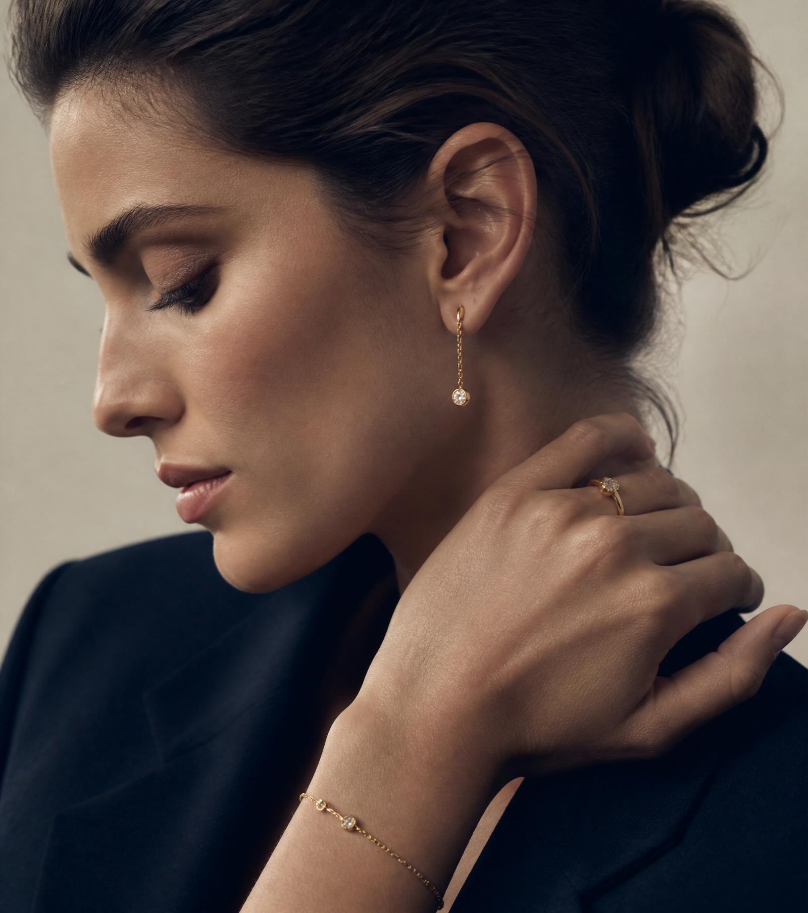 Mulher elegante usando joias Helo Ribeiro Concept